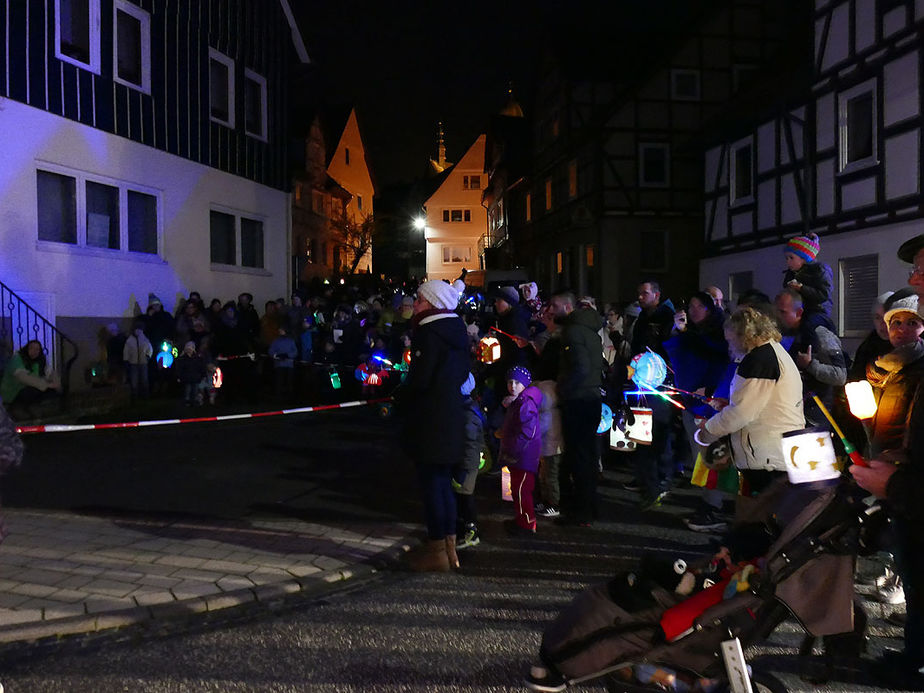 Sankt Martin Laternenumzug durch die Stadt (Foto: Karl-Franz Thiede)